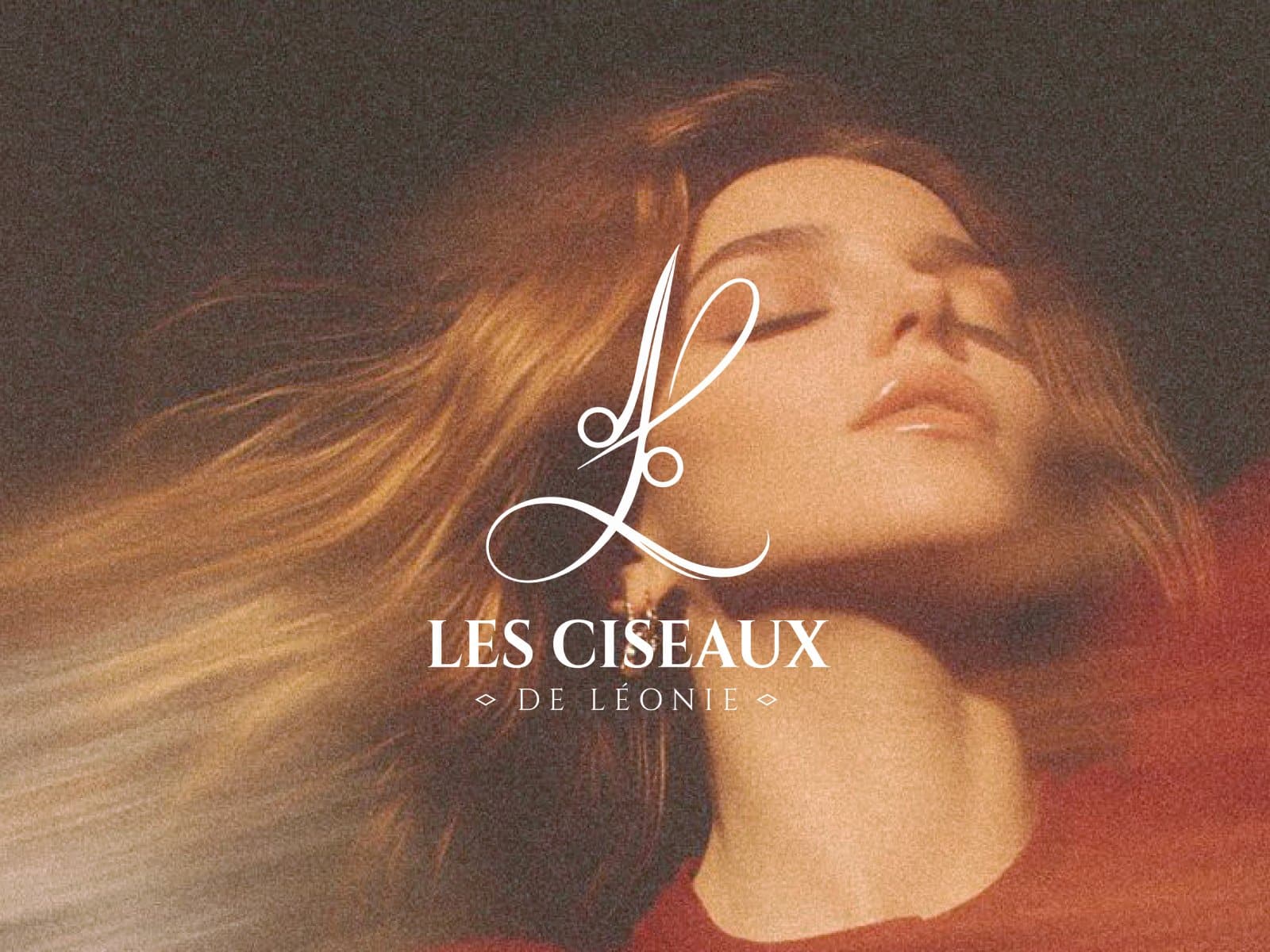 Logo salon de coiffure Les Ciseaux de Léonie avec un monogramme en forme de L intégrant subtilement des ciseaux